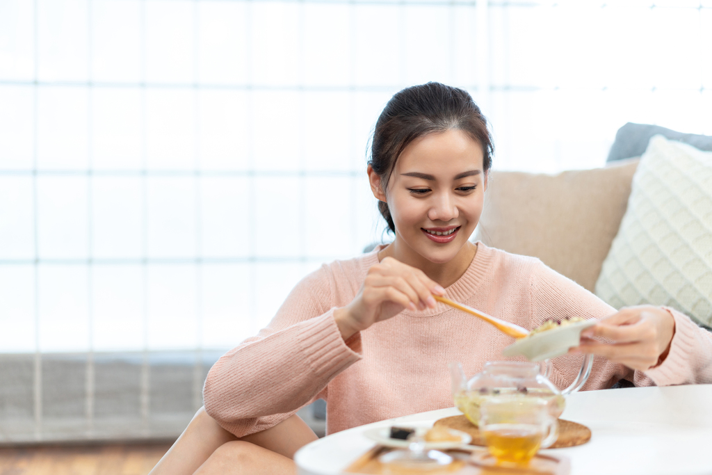 年轻女士在家吃下午茶图片