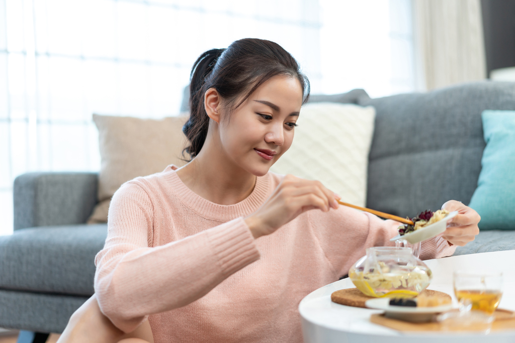 年轻女士在家吃下午茶图片