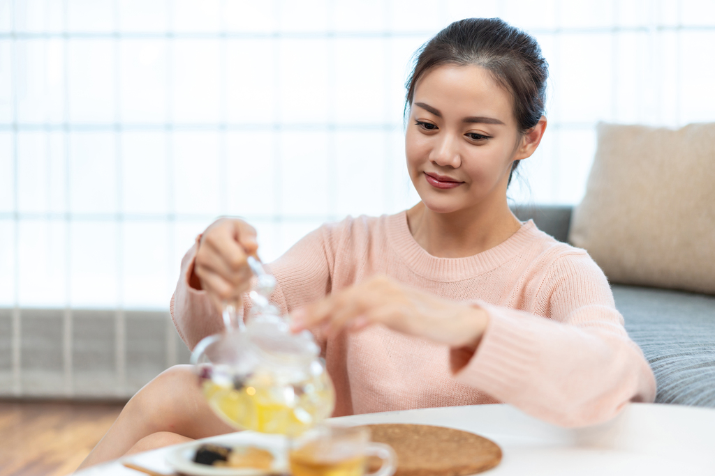 年轻女士在家吃下午茶图片