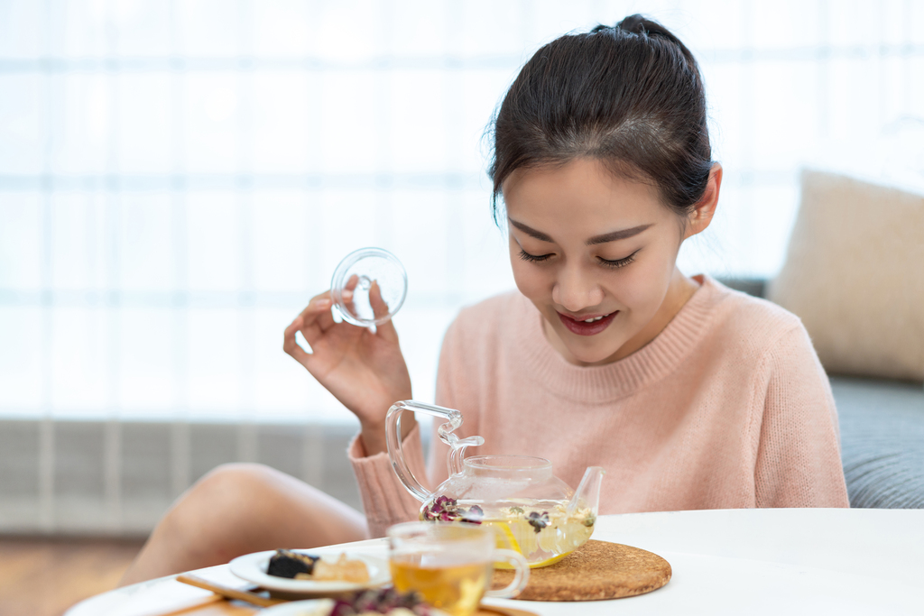 年轻女士在家吃下午茶图片