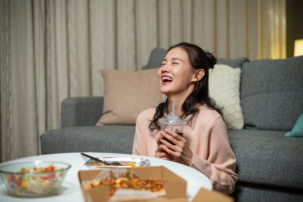 年轻女士在家吃外卖