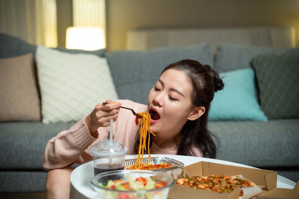 年轻女士在家吃外卖图片