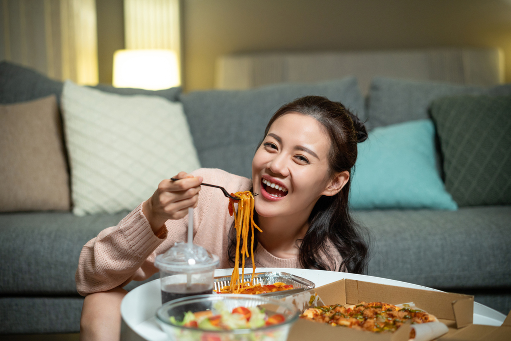 年轻女士在家吃外卖图片