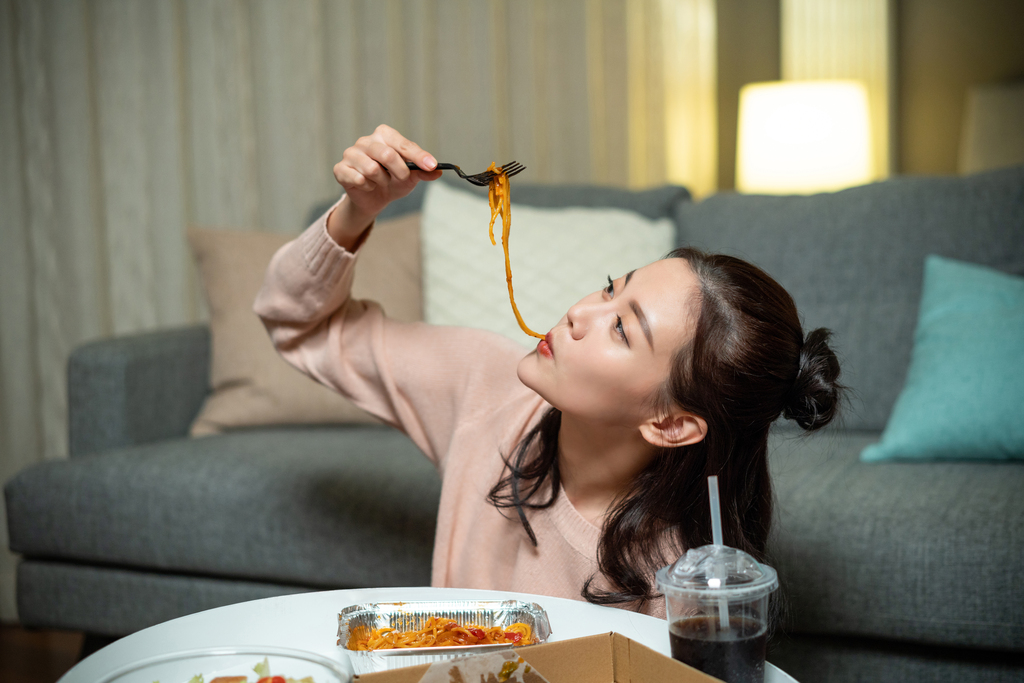 年轻女士在家吃外卖图片