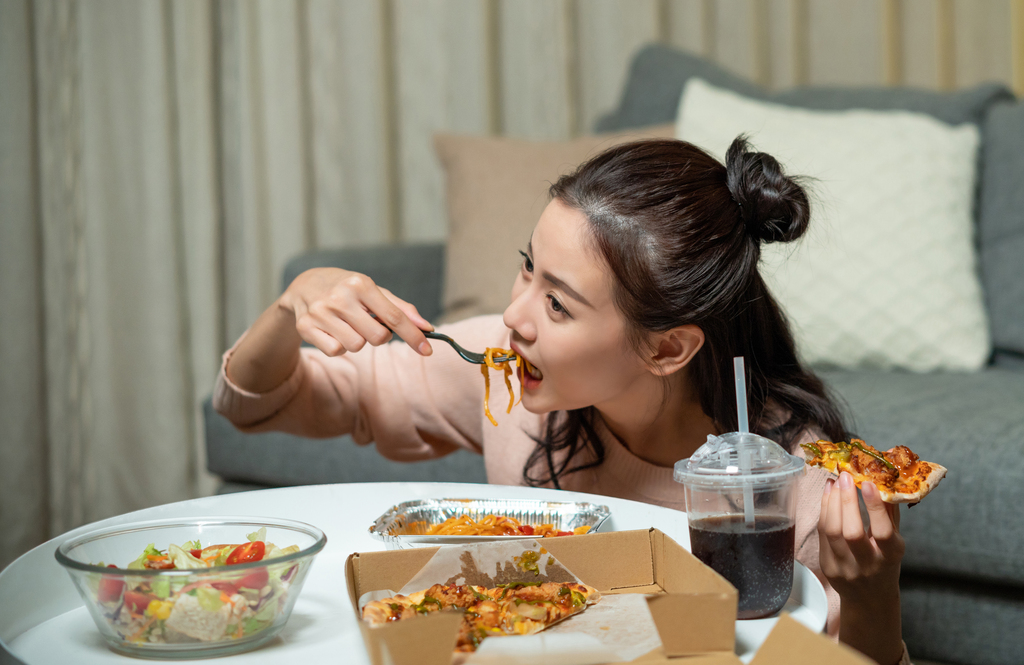 年轻女士在家吃外卖图片