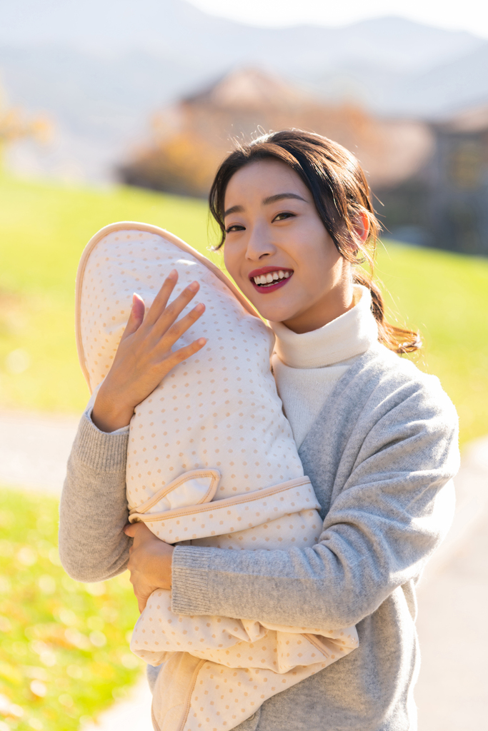 年轻的母亲抱着婴儿图片