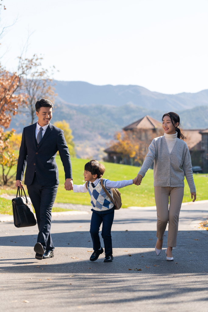 年轻夫妻送孩子去上学图片
