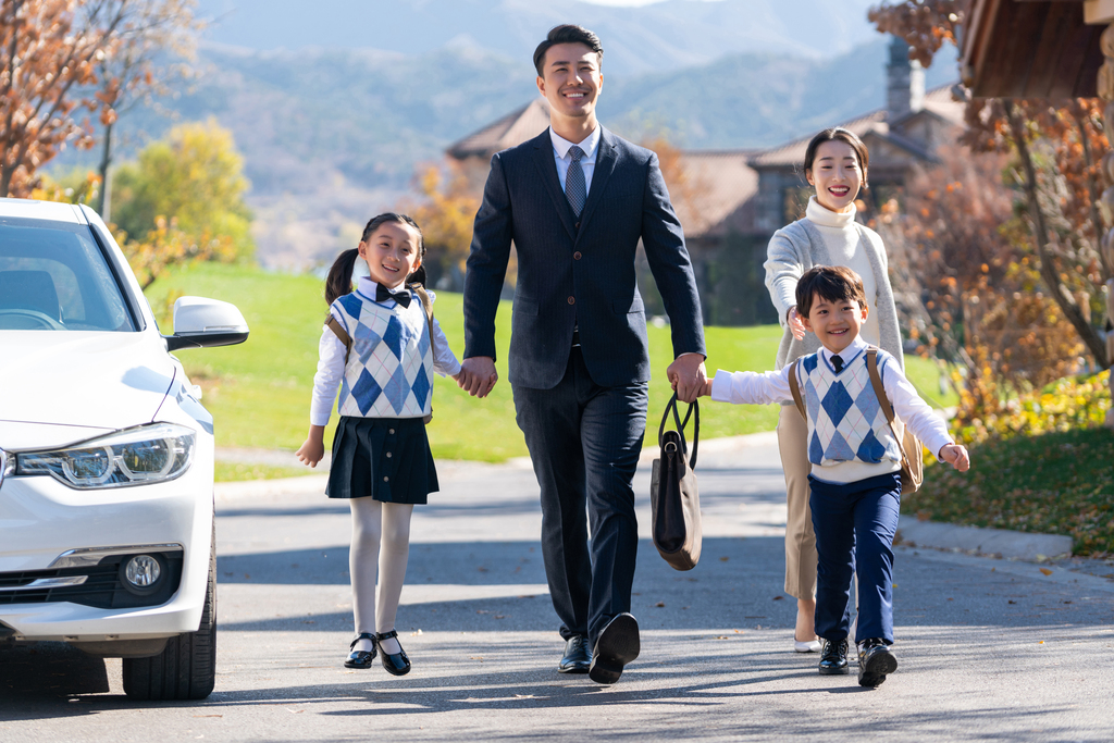 年轻夫妻送孩子去上学