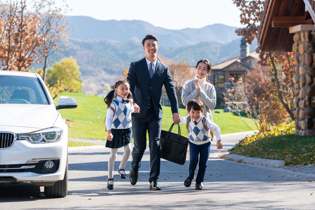 年轻夫妻送孩子去上学图片