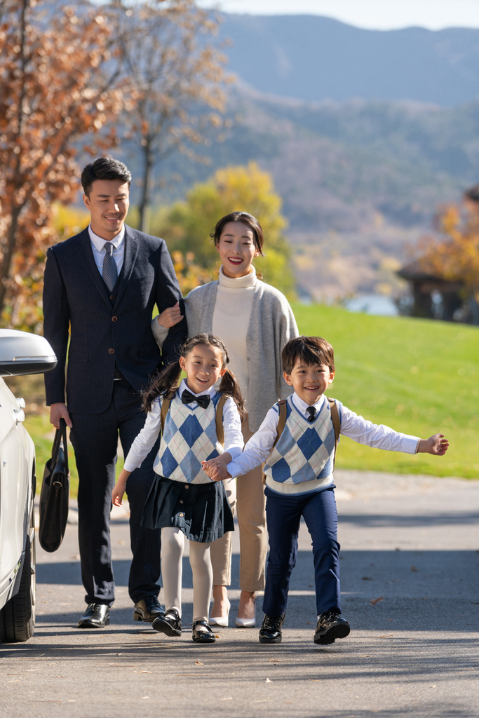 年轻夫妻送孩子去上学图片