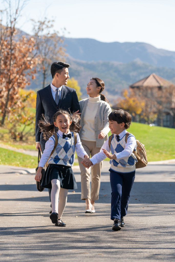 年轻夫妻送孩子去上学