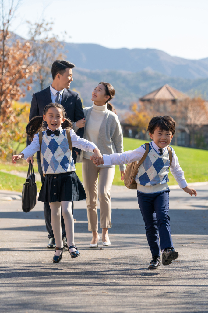 年轻夫妻送孩子去上学