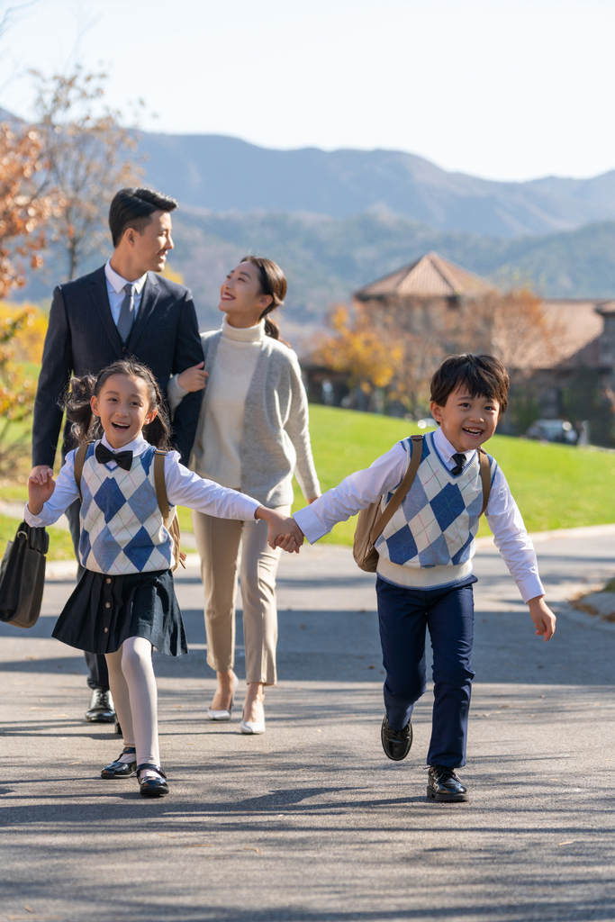 年轻夫妻送孩子去上学