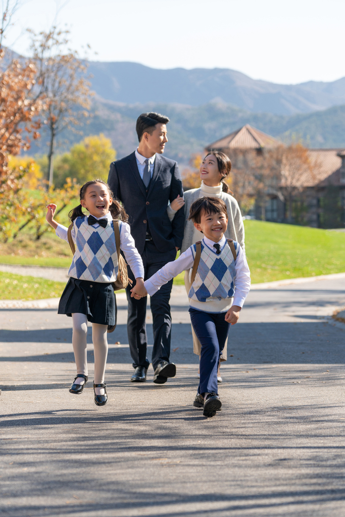 年轻夫妻送孩子去上学