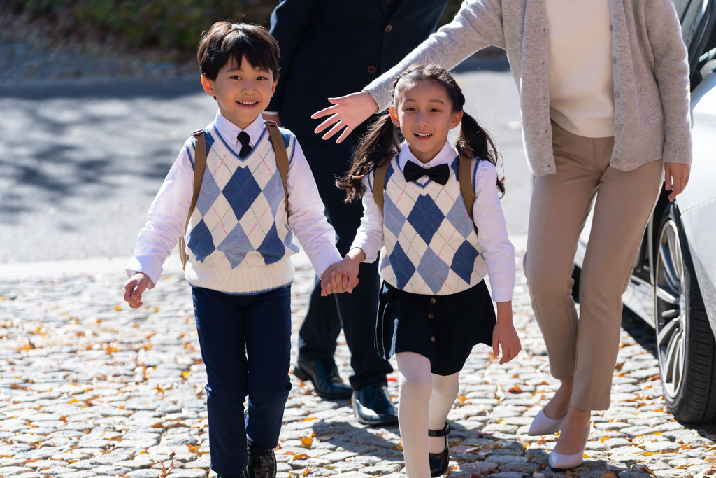 年轻夫妻接孩子放学图片