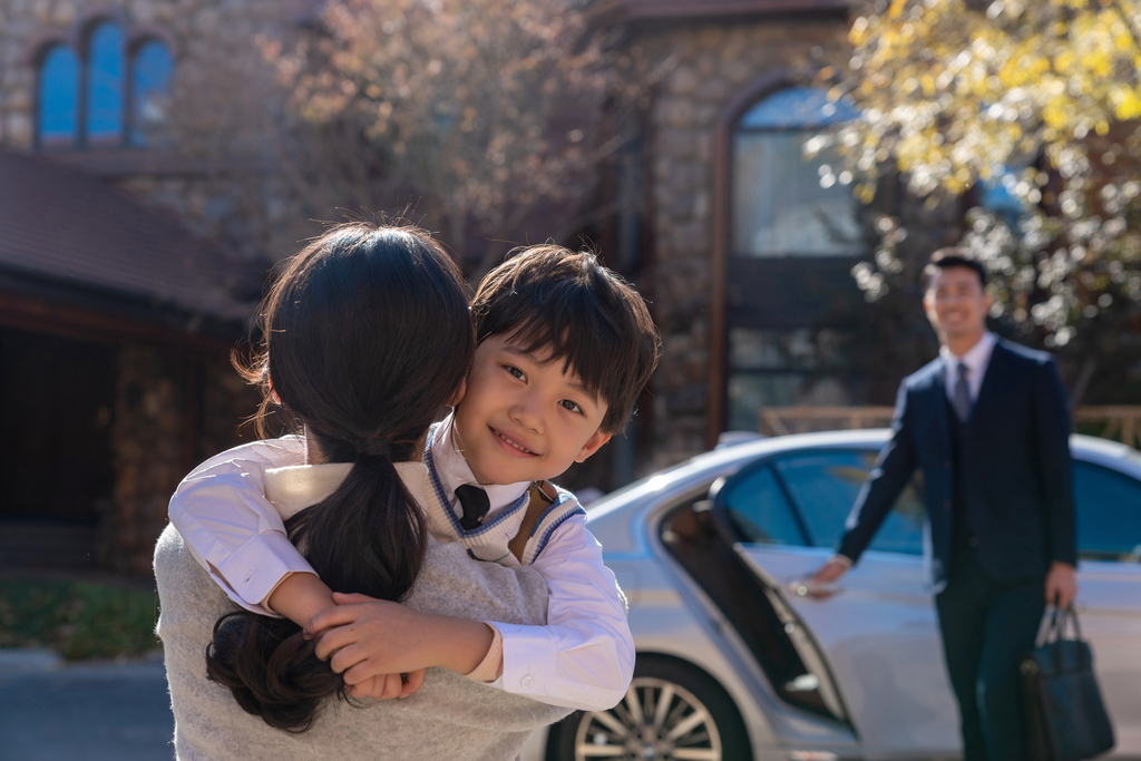 年轻夫妻接孩子放学