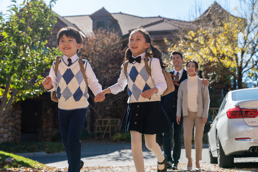 年轻夫妻接孩子放学图片