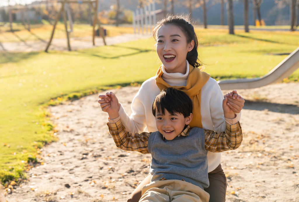 年轻妈妈和孩子在公园玩图片