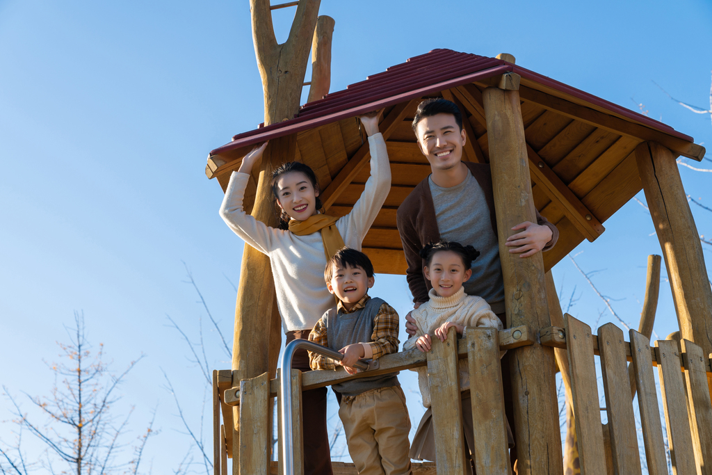年轻夫妻带着孩子在公园玩耍