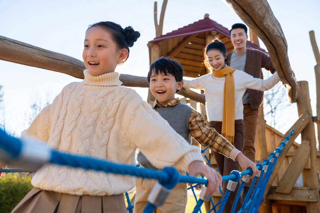 年轻夫妻带着孩子在公园玩耍