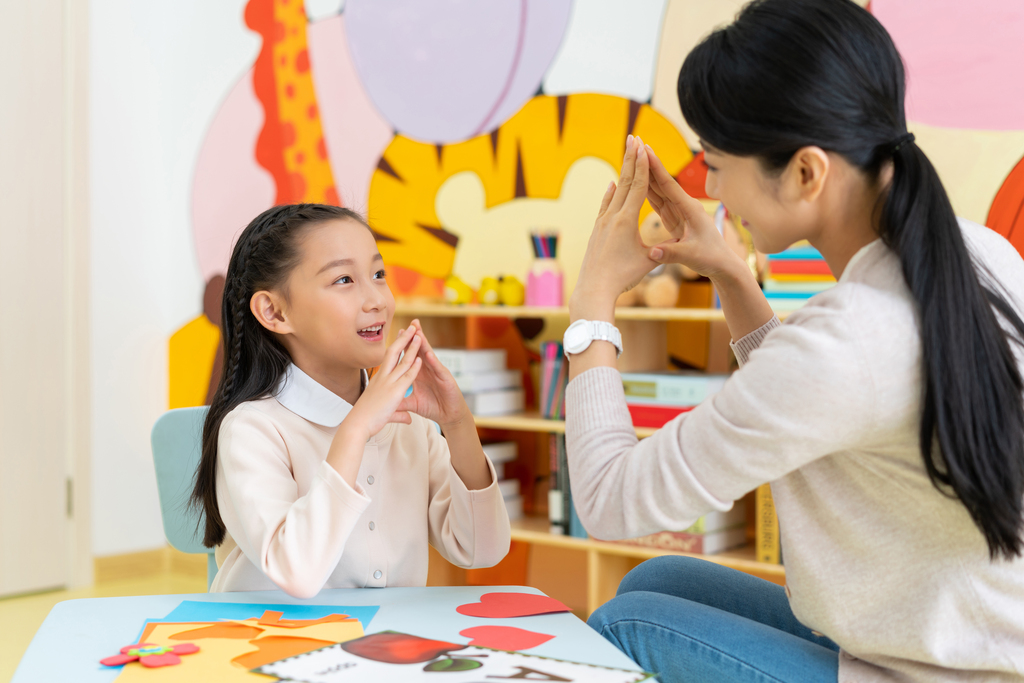 年轻女教师教授英语单词图片