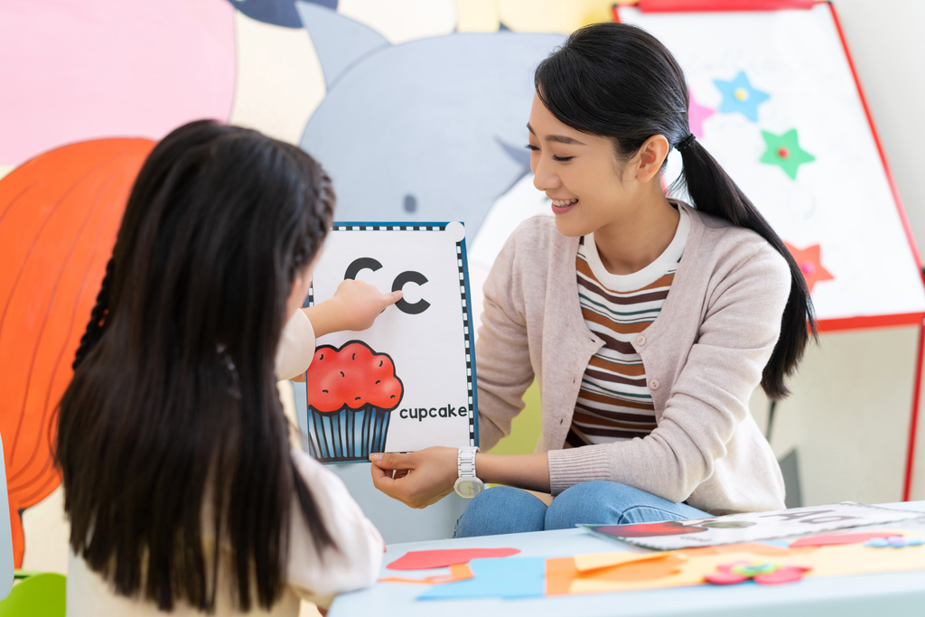 年轻女教师教授英语单词图片