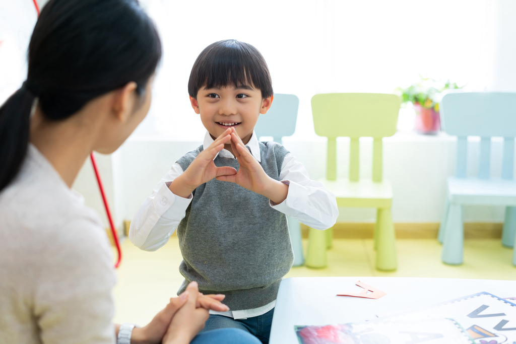 年轻女教师教授英语单词图片