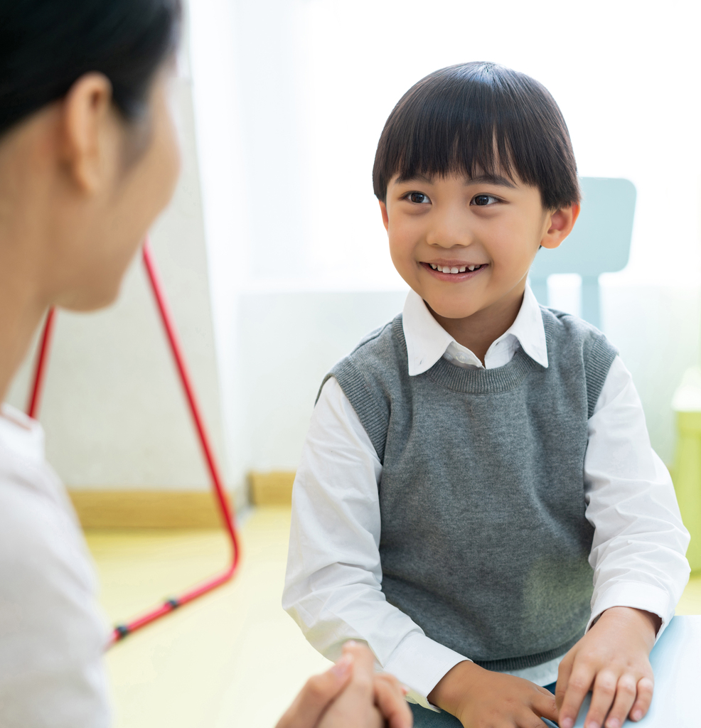 年轻女教师教授英语单词图片