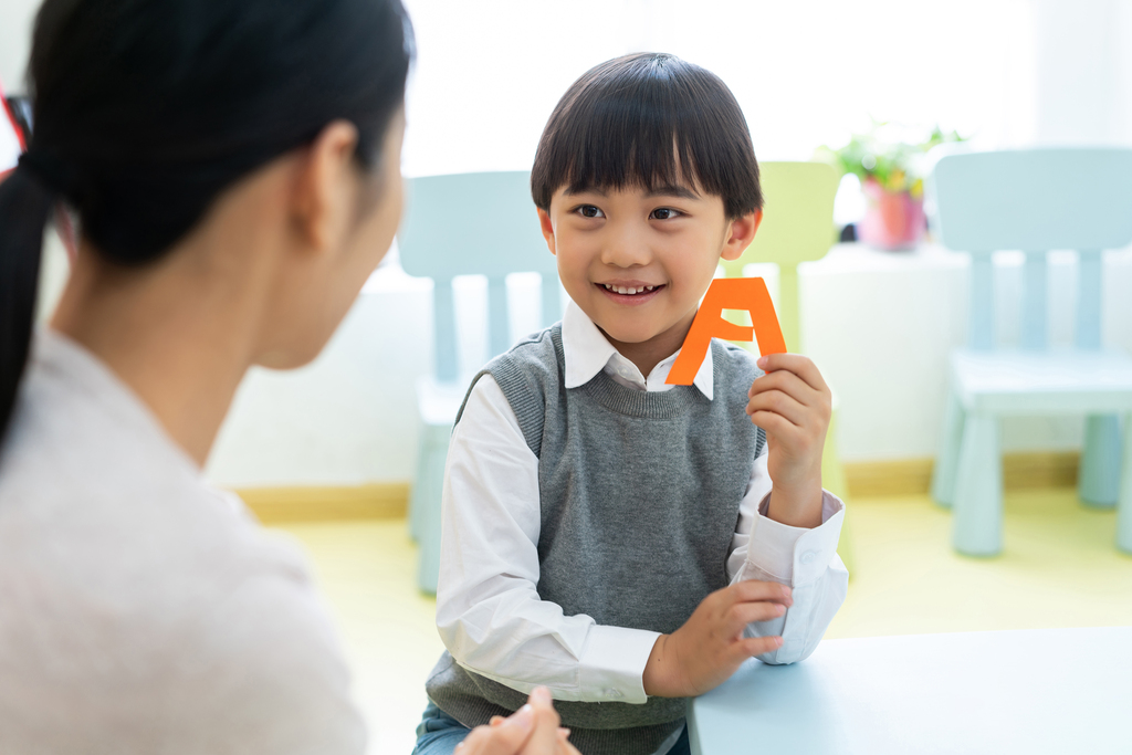 年轻女教师教授英语单词图片