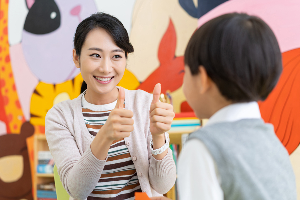 年轻女教师教授英语单词图片