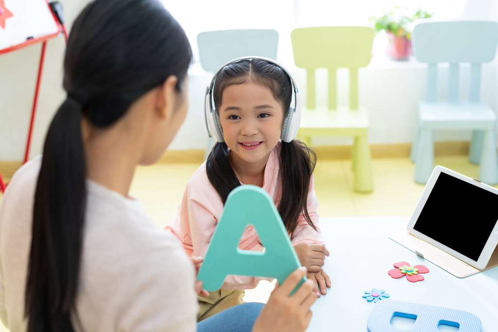 老师和学生在教室里