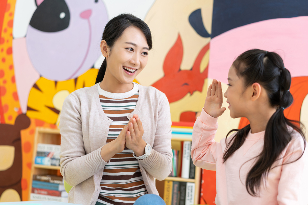 老师和学生在教室里