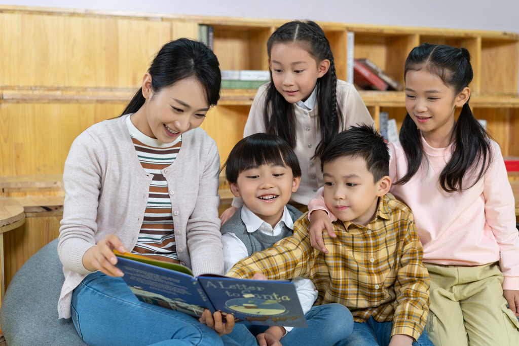 老师和学生在教室里看书图片