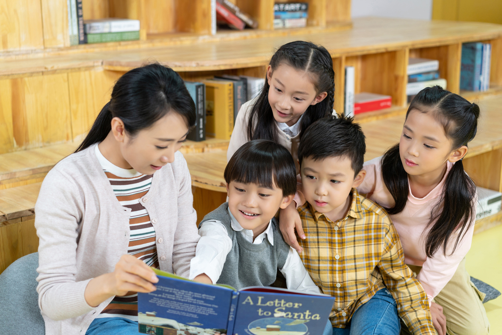 老师和学生在教室里看书图片