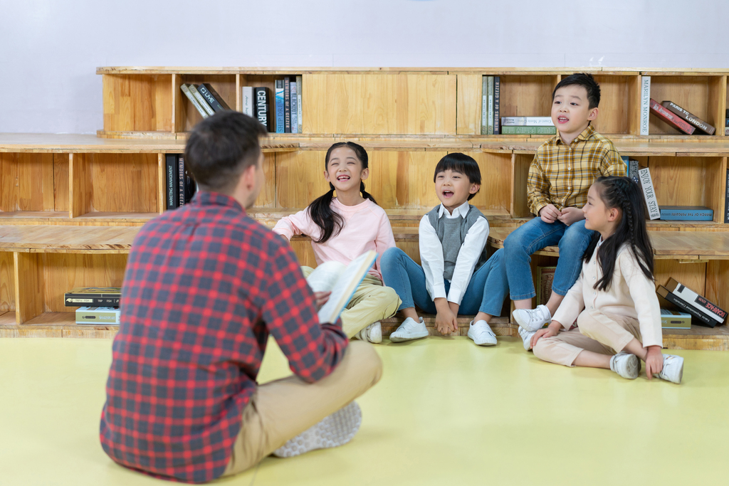 外教和学生在教室里