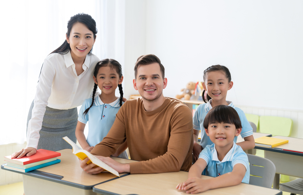 年轻老师在和学生在教室