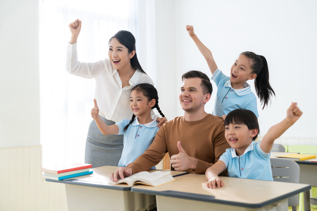 年轻老师在和学生在教室