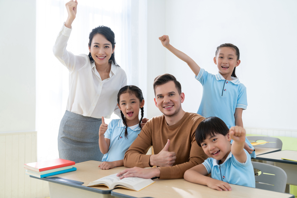 年轻老师在和学生在教室图片