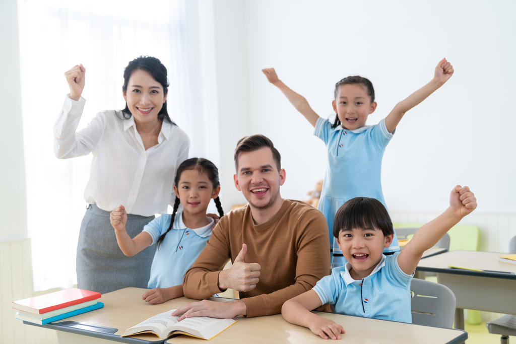 年轻老师在和学生在教室