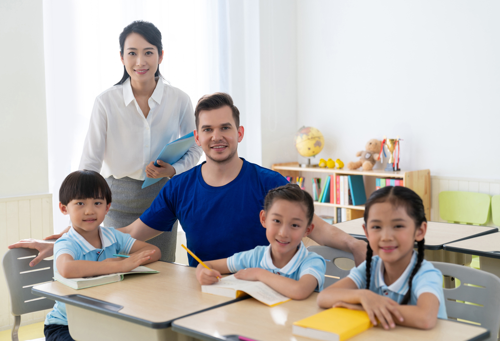 年轻老师在和学生在教室