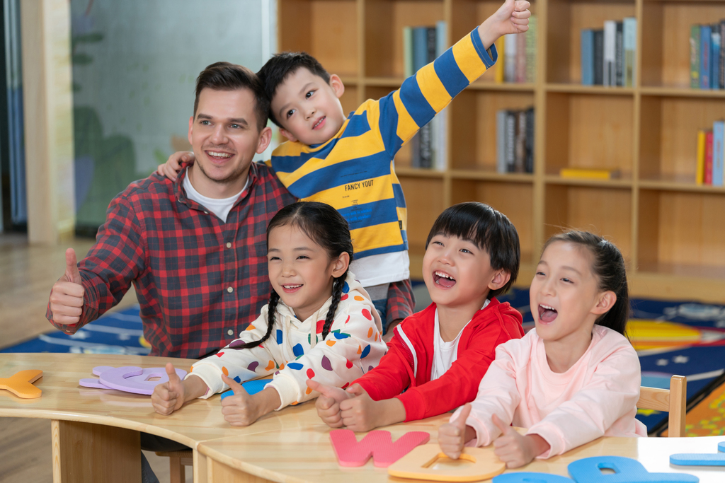 外籍老师和学生在一起