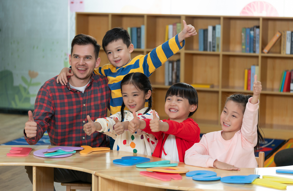 外籍老师和学生在一起