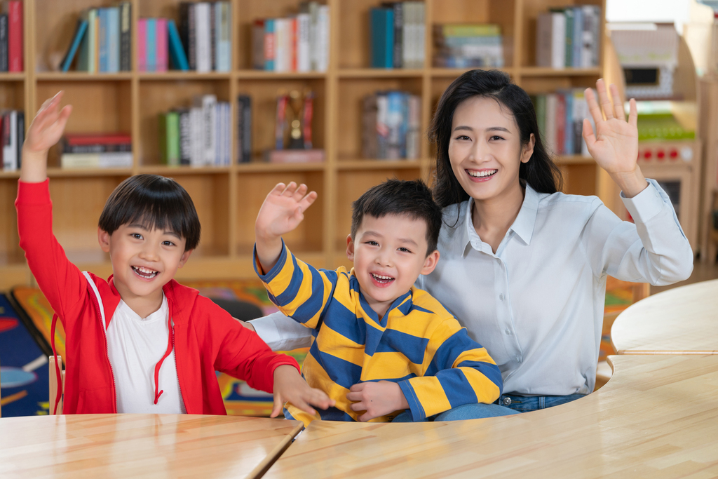 年轻女老师和学生在一起图片