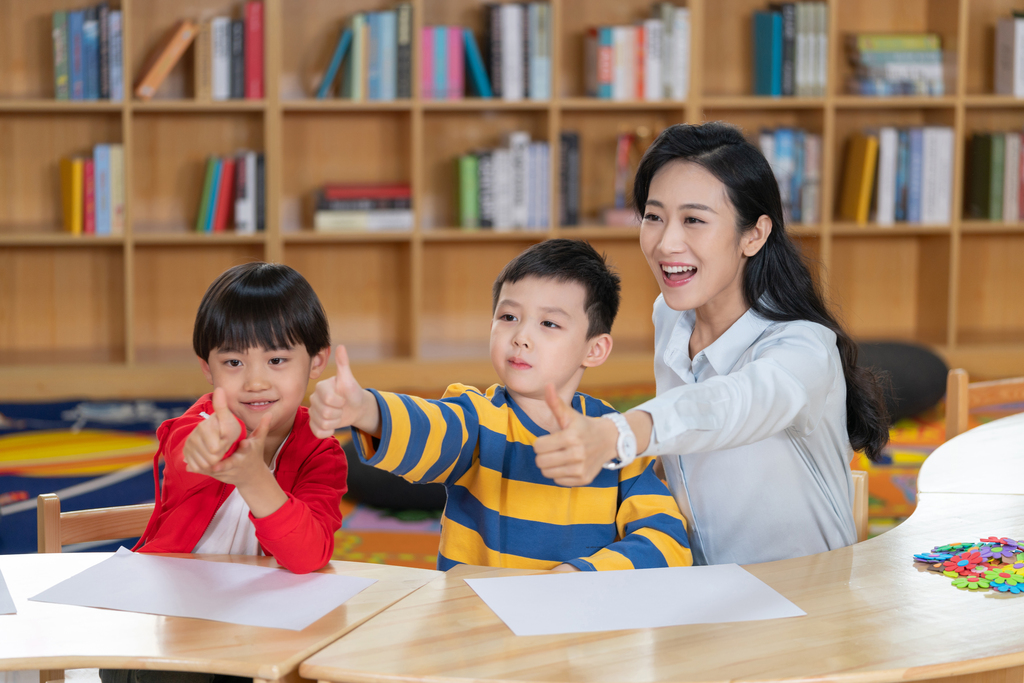 年轻女老师和学生在一起