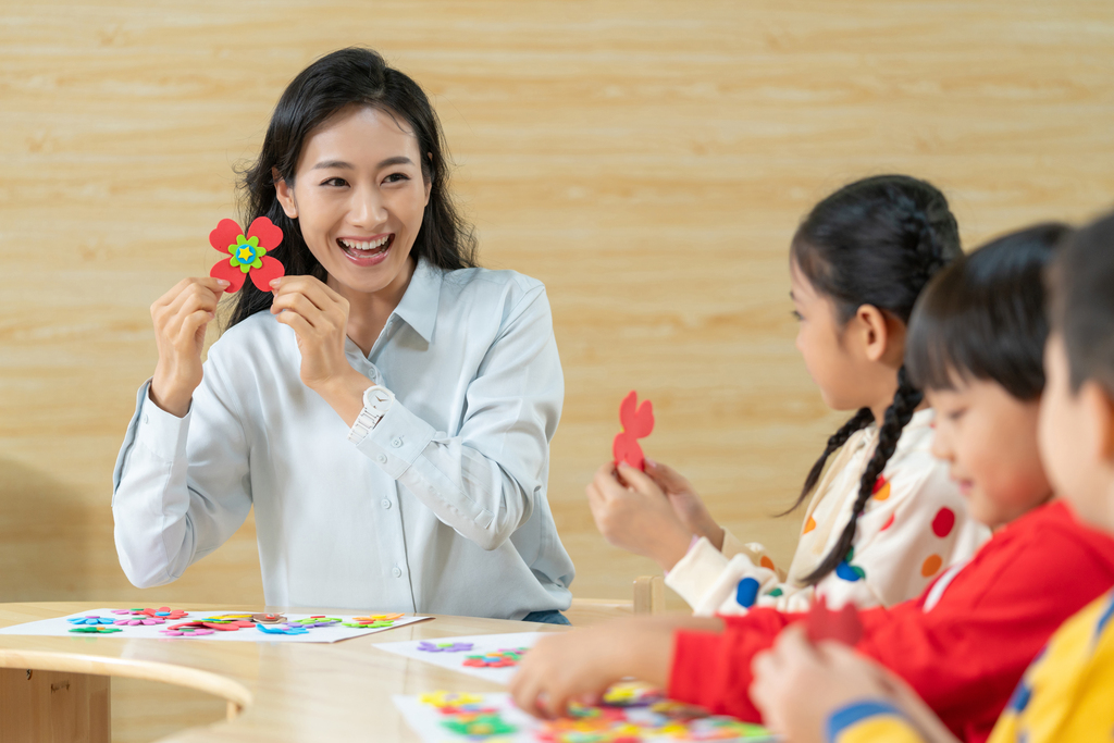 年轻女老师给小朋友上手工课图片