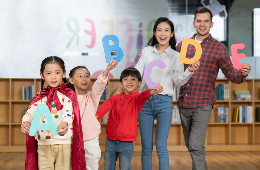 老师给孩子们上英语课图片