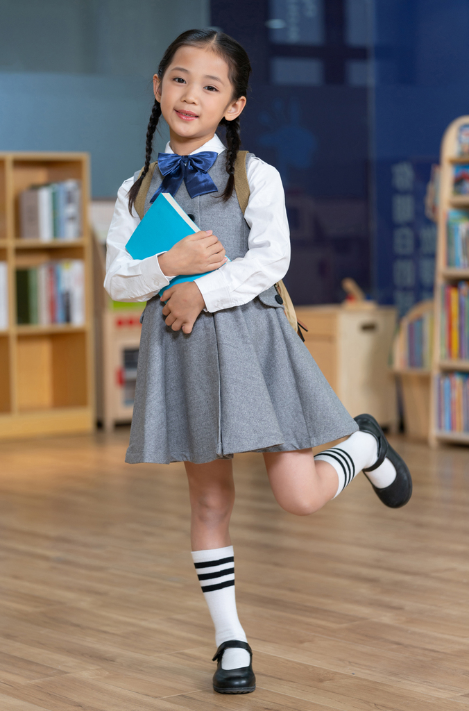 小女孩抱着书图片