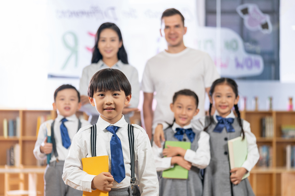 老师和学生在教室里图片