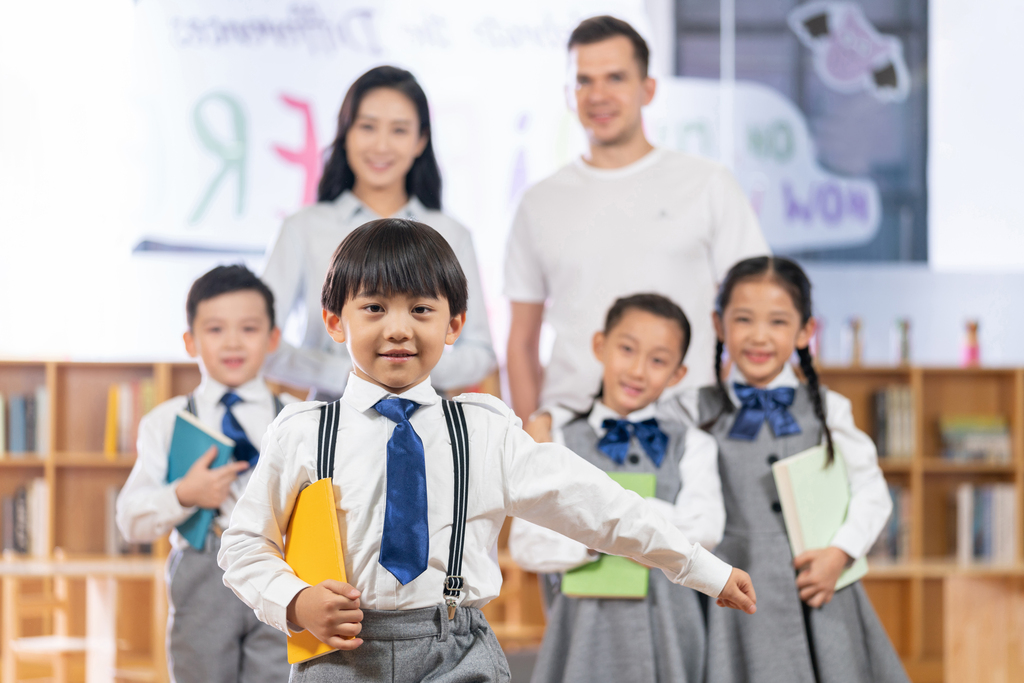 老师和学生在教室里图片