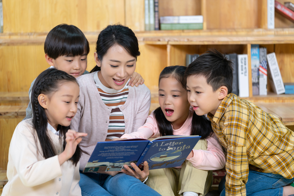 老师和学生在教室里看书